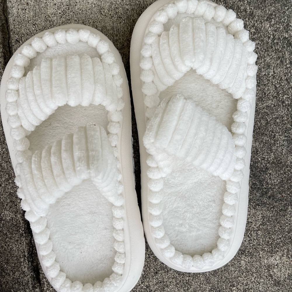 Like new soft ivory sandals/slippers sz 38
